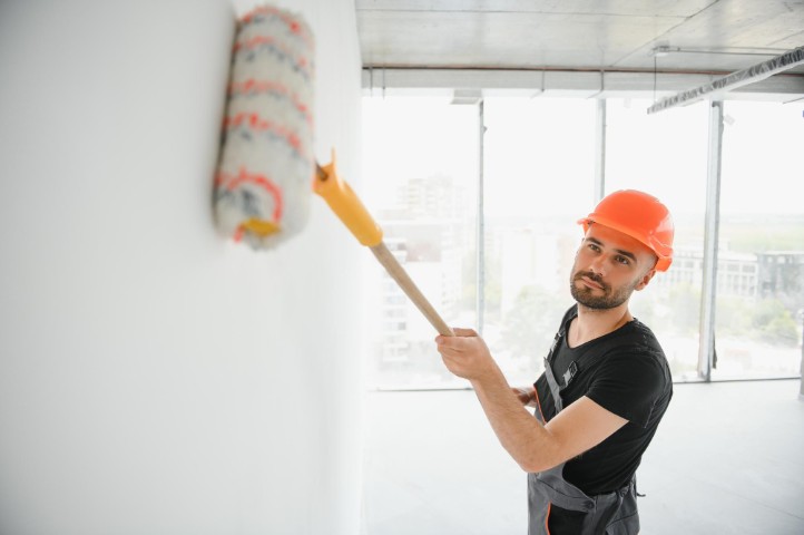 Pared recién pintada secándose, con la humedad ambiental influyendo en el tiempo de secado