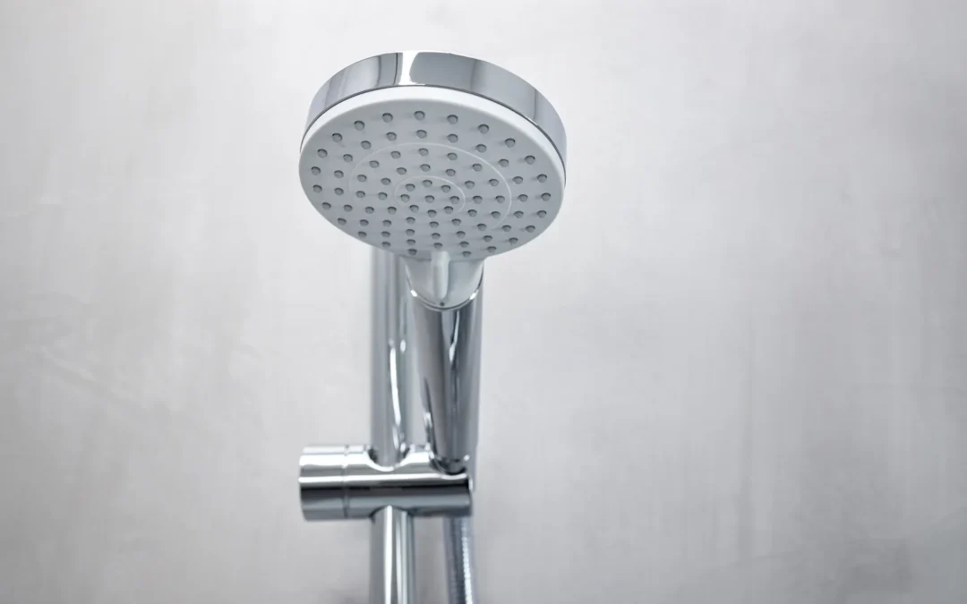 Ducha con pared de microcemento gris en un baño moderno