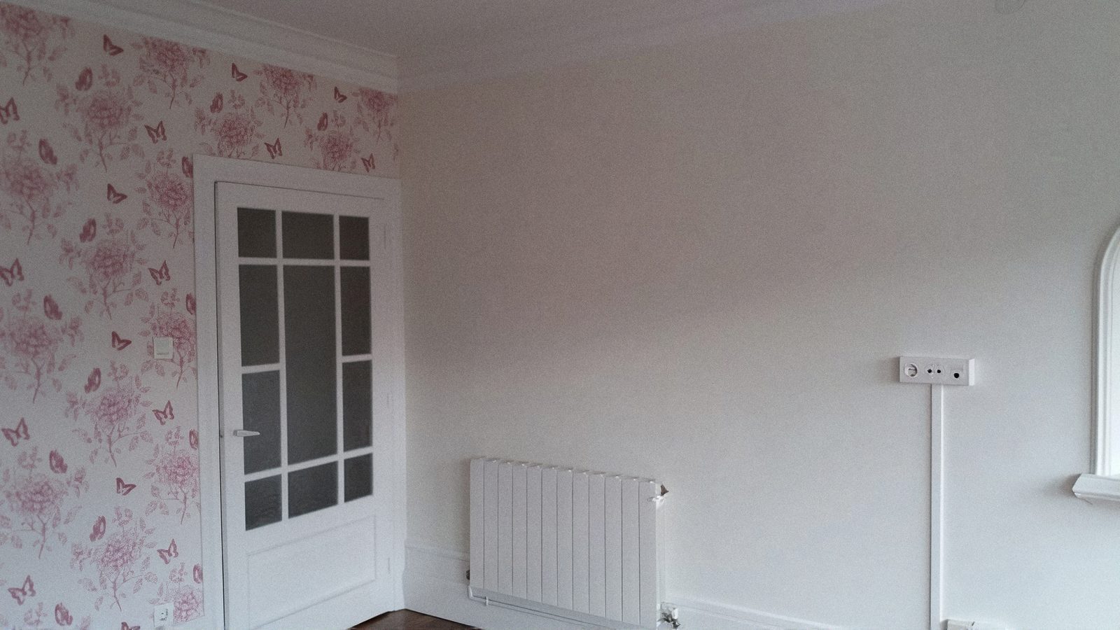 Habitación con papel pintado en Bilbao