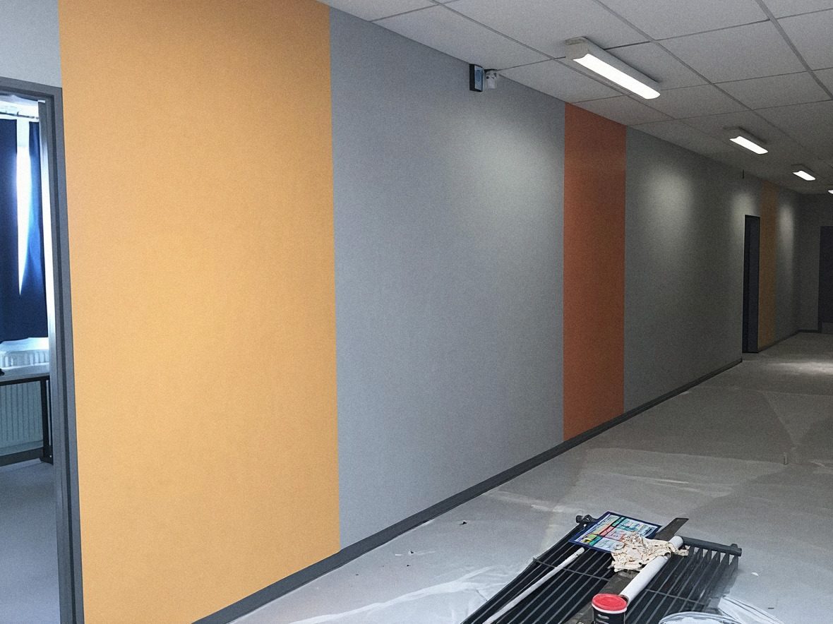 Pasillo de oficinas pintado en Bilbao
